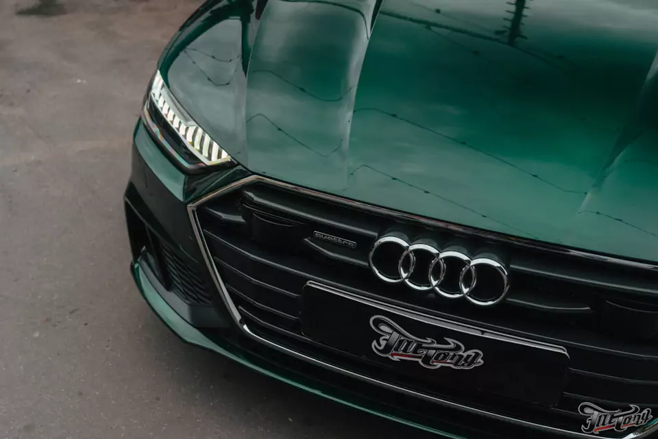 Оклеили Audi A7 изумрудным винилом и защитили полиуретаном, окрасили суппорта с логотипами, провели химчистку и обработали кожу керамикой